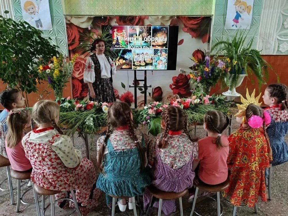 2 июля в МБУ «Клуб им. Пушкина» г.о. Торез прошёл видеообзор фольклорного праздника Ивана Купалы — «Тайны и обряды Купалья на экране», на который были приглашены жители посёлка 2 июля в МБУ «Клуб им. Пушкина» г.о. Торез прошёл видеообзор фольклорного праздника Ивана Купалы — «Тайны и обряды Купалья на экране», на который были приглашены жители посёлка
