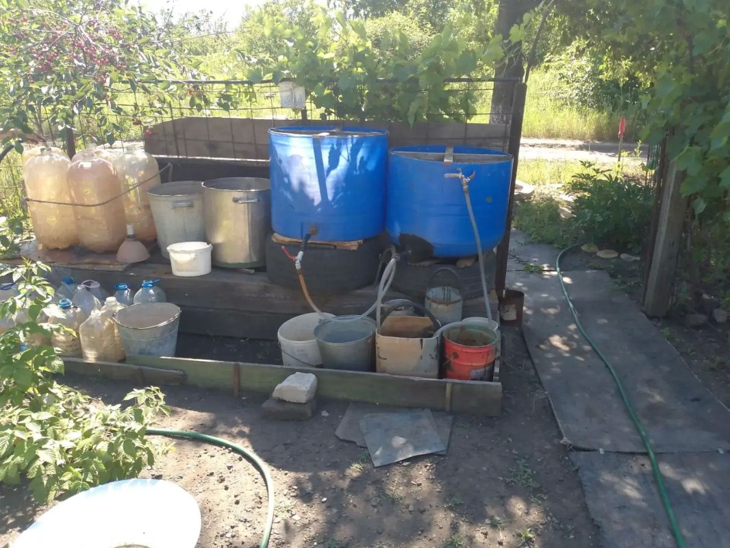 В Кировском внутригородском районе при поддержке региона-шефа Московская область продолжается подвоз воды для жителей домов, в которые в установленный графиком день не поступила вода В Кировском внутригородском районе при поддержке региона-шефа Московская область продолжается подвоз воды для жителей домов, в которые в установленный графиком день не поступила вода