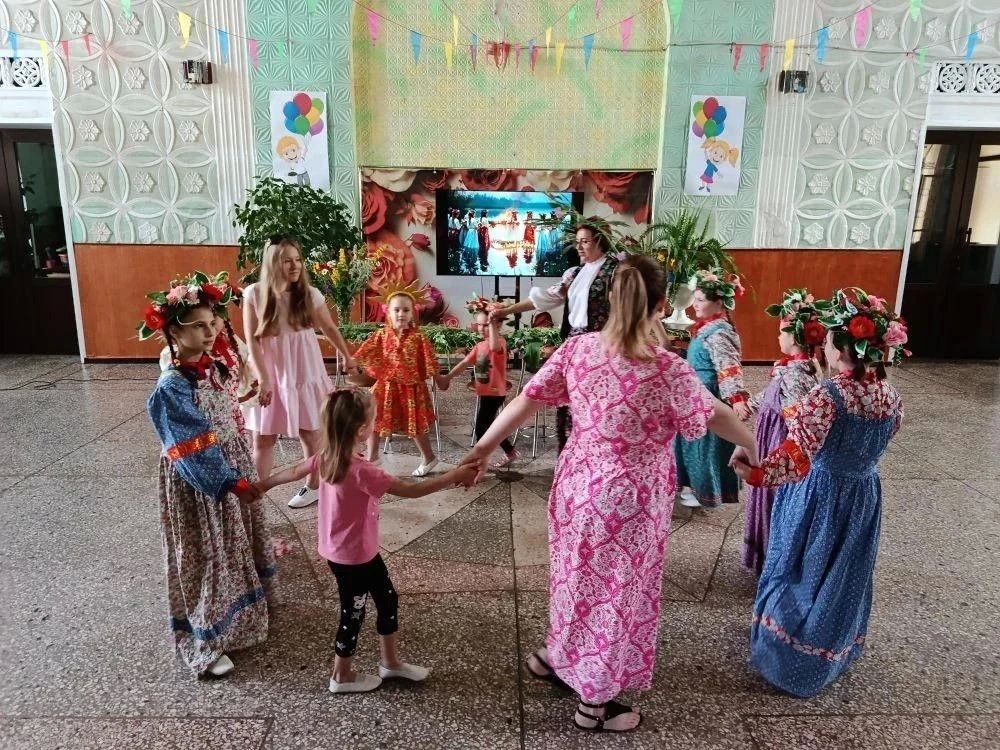 2 июля в МБУ «Клуб им. Пушкина» г.о. Торез прошёл видеообзор фольклорного праздника Ивана Купалы — «Тайны и обряды Купалья на экране», на который были приглашены жители посёлка 2 июля в МБУ «Клуб им. Пушкина» г.о. Торез прошёл видеообзор фольклорного праздника Ивана Купалы — «Тайны и обряды Купалья на экране», на который были приглашены жители посёлка