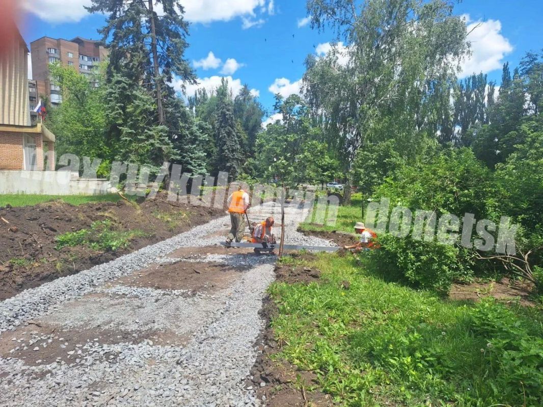 Алексей Кулемзин: В рамках федерального проекта «Формирование комфортной городской среды», входящего в состав национального проекта «Инфраструктура для жизни», идёт благоустройство общественной территории - сквера у... Алексей Кулемзин: В рамках федерального проекта «Формирование комфортной городской среды», входящего в состав национального проекта «Инфраструктура для жизни», идёт благоустройство общественной территории - сквера у...