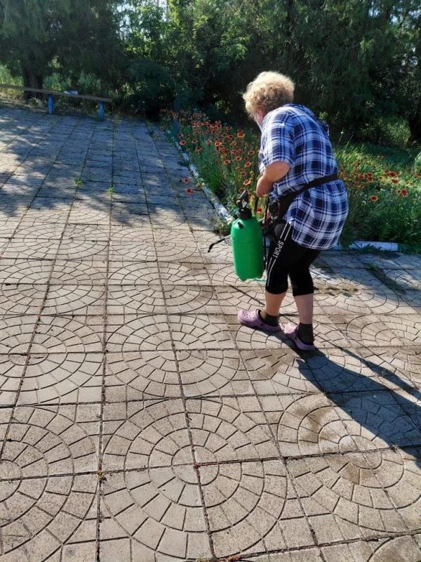 Неравнодушные жители села Луговое совместно с ТОС (Территориальное общественное самоуправление) "Долина Берды" провели гербицидную обработку на местном кладбище и возле Братской могилы советских воинов Южного фронта Неравнодушные жители села Луговое совместно с ТОС (Территориальное общественное самоуправление) "Долина Берды" провели гербицидную обработку на местном кладбище и возле Братской могилы советских воинов Южного фронта