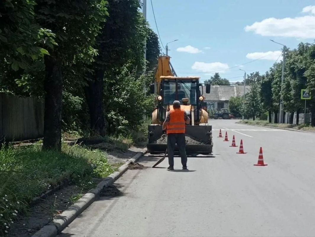 В городском округе Снежное ведется летняя уборка дорог В городском округе Снежное ведется летняя уборка дорог
