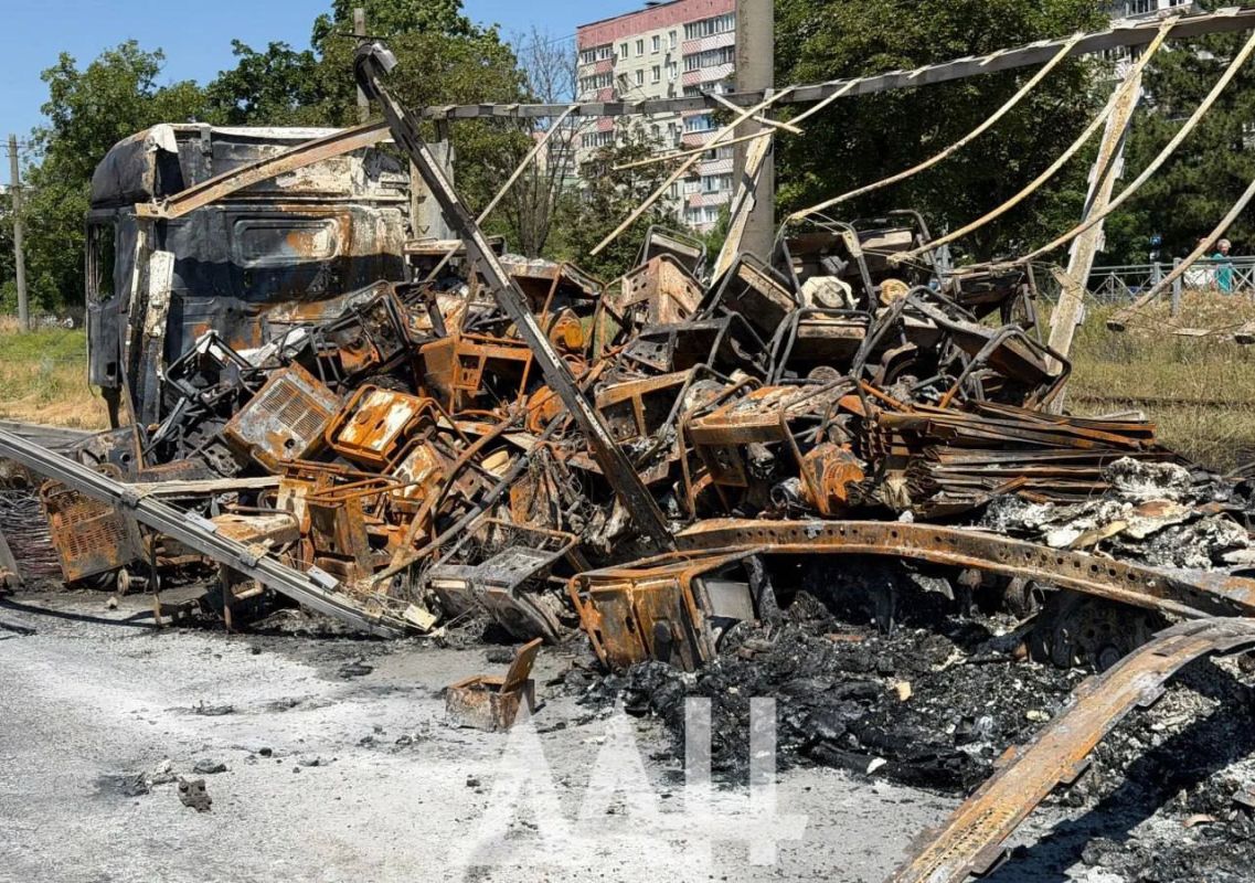 Беспилотник ВСУ в городской черте Мариуполя ударил по гражданской фуре этой ночью Беспилотник ВСУ в городской черте Мариуполя ударил по гражданской фуре этой ночью