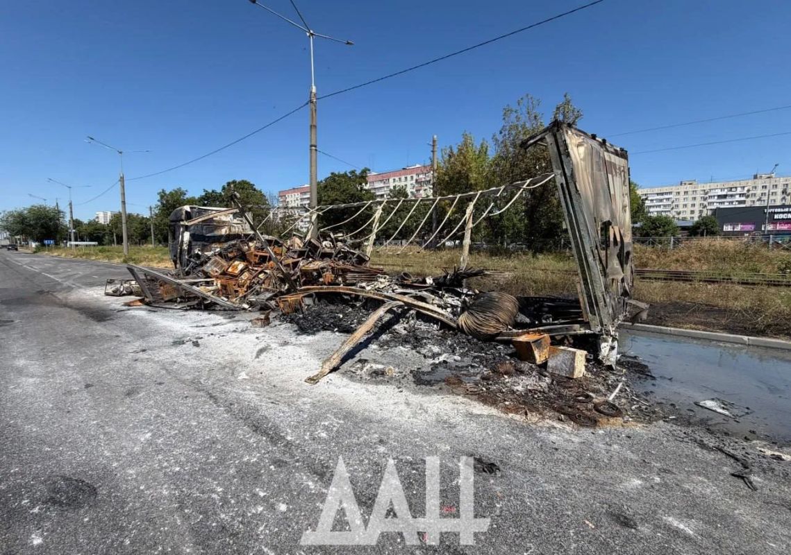 Беспилотник ВСУ в городской черте Мариуполя ударил по гражданской фуре этой ночью Беспилотник ВСУ в городской черте Мариуполя ударил по гражданской фуре этой ночью