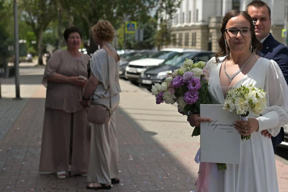 Ах, эта свадьба, свадьба, свадьба пела и плясала Ах, эта свадьба, свадьба, свадьба пела и плясала