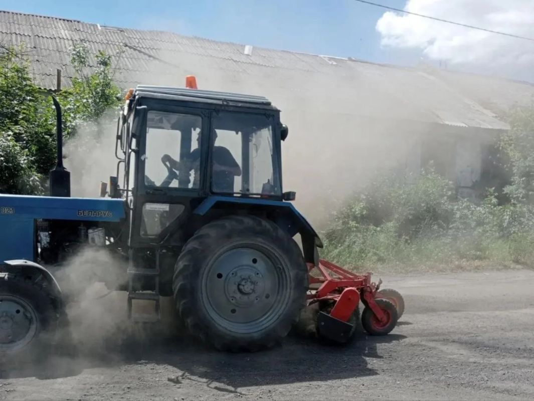 В городском округе Снежное ведется летняя уборка дорог В городском округе Снежное ведется летняя уборка дорог