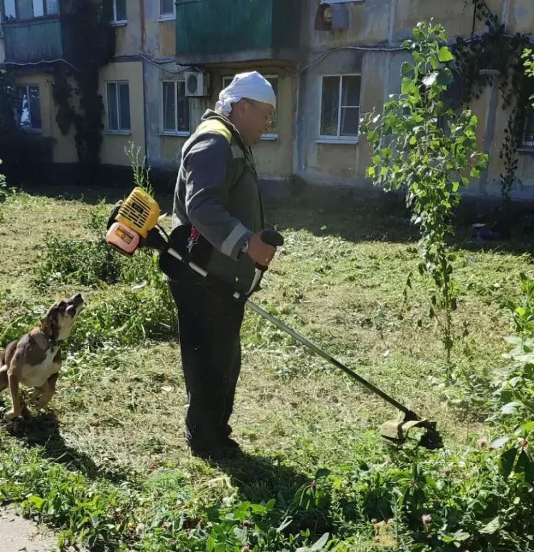 Сегодня, 3 июля, с целью приведения территории в надлежащее санитарное состояние в Кировском внутригородском районе города Макеевки силами Макеевского филиала НКО «ЕДИНЫЙ РЕГИОНАЛЬНЫЙ ФОНД ПО УПРАВЛЕНИЮ МНОГОКВАРТИРНЫМИ...