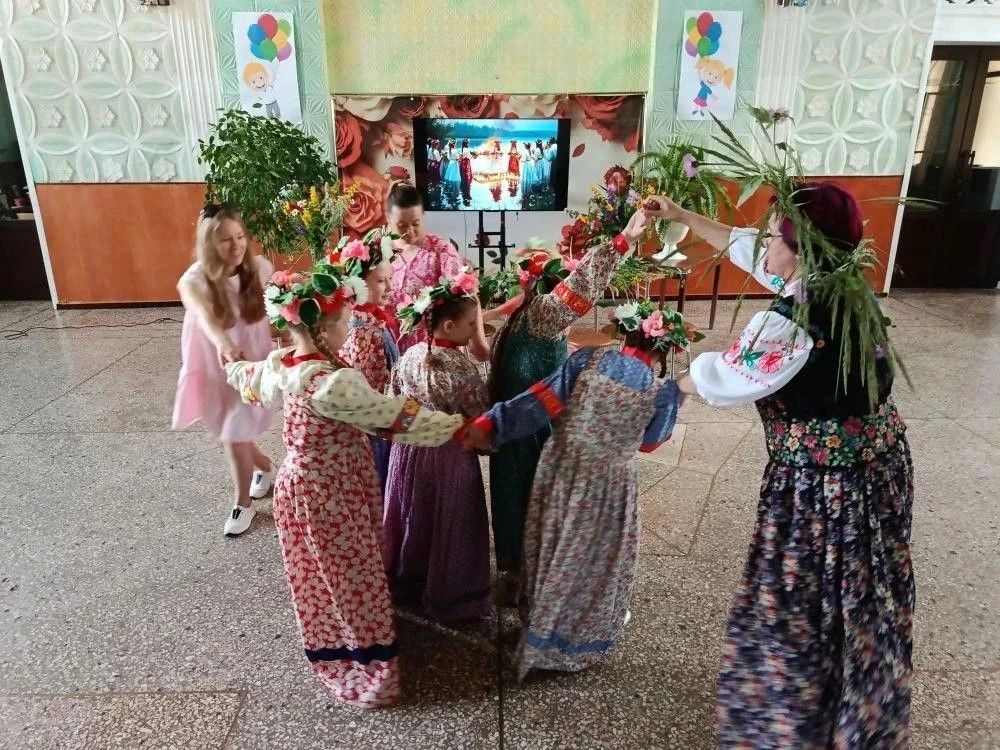 2 июля в МБУ «Клуб им. Пушкина» г.о. Торез прошёл видеообзор фольклорного праздника Ивана Купалы — «Тайны и обряды Купалья на экране», на который были приглашены жители посёлка 2 июля в МБУ «Клуб им. Пушкина» г.о. Торез прошёл видеообзор фольклорного праздника Ивана Купалы — «Тайны и обряды Купалья на экране», на который были приглашены жители посёлка