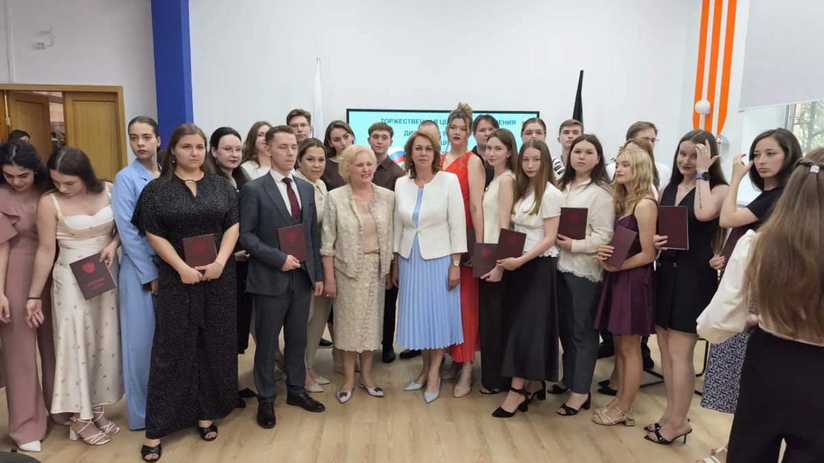 В ДонГУ состоялась торжественная церемония вручения дипломов лучшим выпускникам В ДонГУ состоялась торжественная церемония вручения дипломов лучшим выпускникам