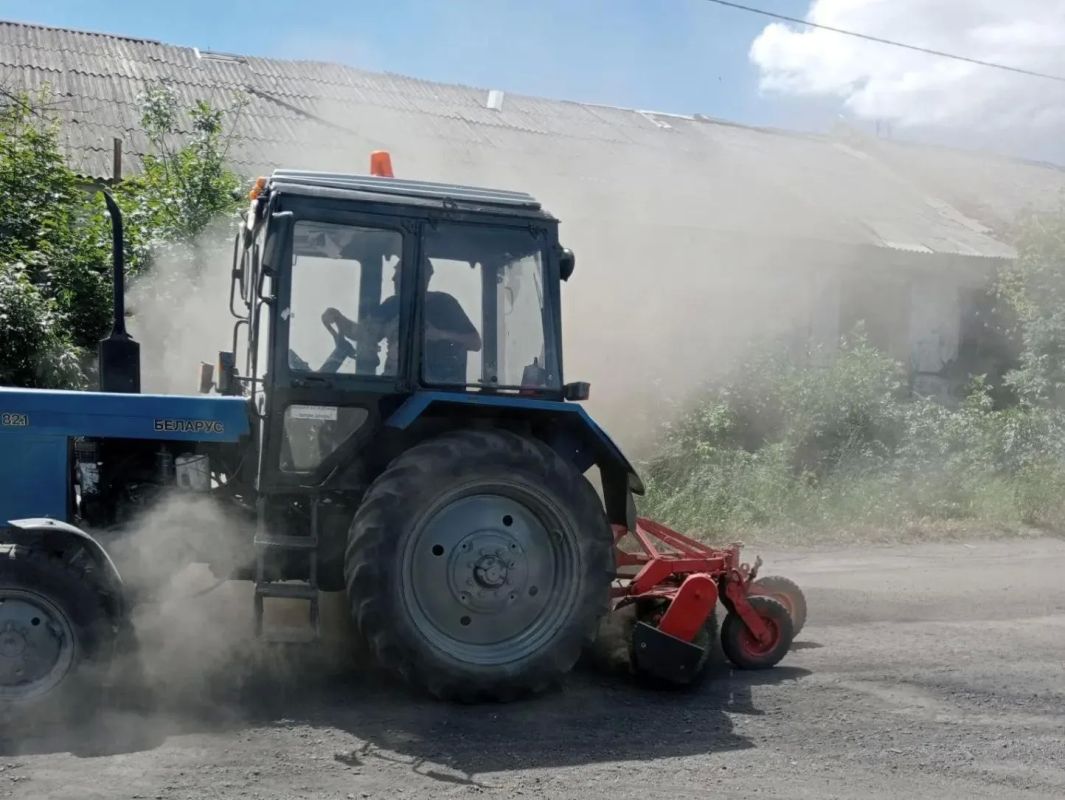 В городском округе Снежное ведется летняя уборка дорог В городском округе Снежное ведется летняя уборка дорог