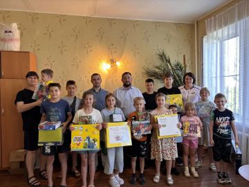 Маленькие шаги к радости: в Старобешевскую больницу доставили «Коробку храбрости»