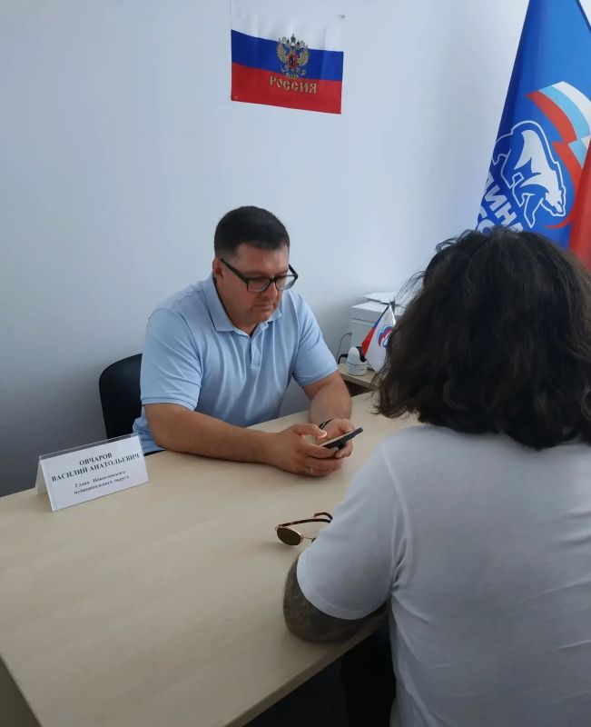 Глава Новоазовского муниципального округа, секретарь местного отделения Единая Россия Василий Овчаров в общественной приёмной партии провел личный приём граждан