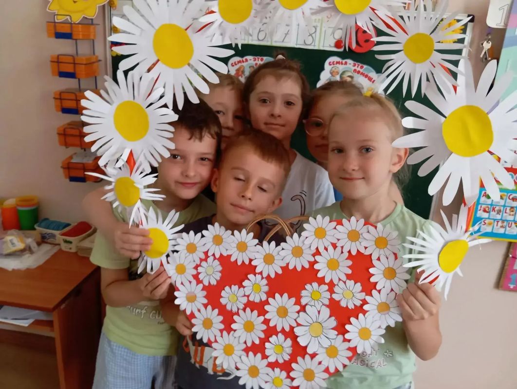В детском саду № 5 «Солнышко» малыши уже вовсю готовятся к одному из самых теплых и душевных праздников в нашем календаре – Дню семьи, любви и верности В детском саду № 5 «Солнышко» малыши уже вовсю готовятся к одному из самых теплых и душевных праздников в нашем календаре – Дню семьи, любви и верности