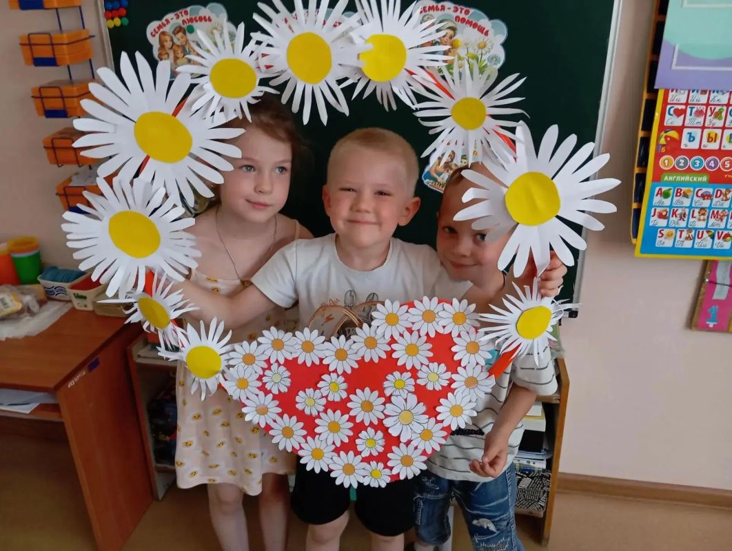 В детском саду № 5 «Солнышко» малыши уже вовсю готовятся к одному из самых теплых и душевных праздников в нашем календаре – Дню семьи, любви и верности В детском саду № 5 «Солнышко» малыши уже вовсю готовятся к одному из самых теплых и душевных праздников в нашем календаре – Дню семьи, любви и верности