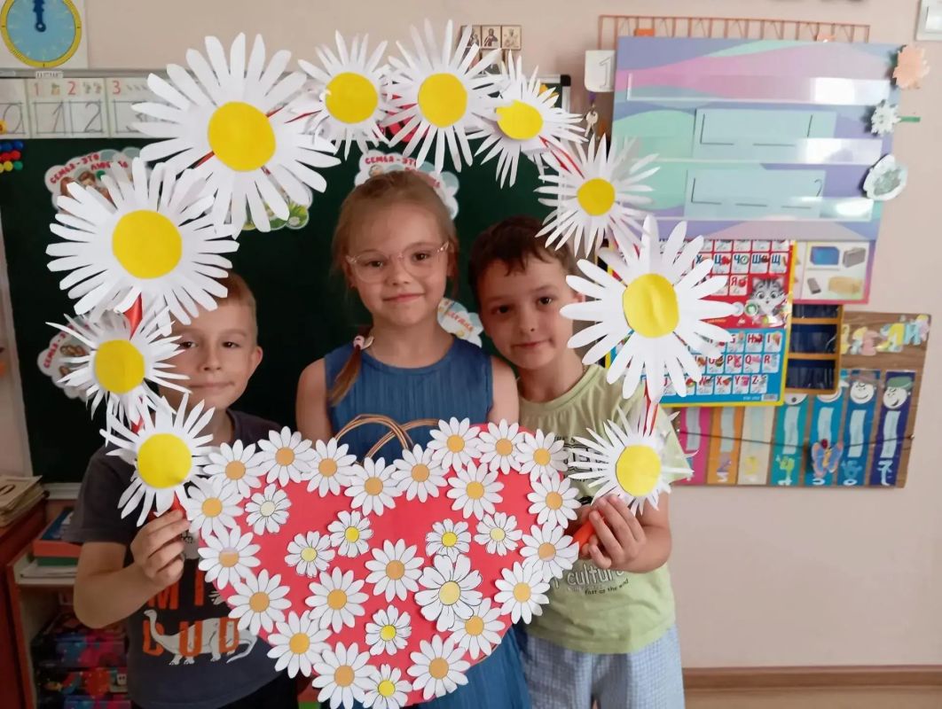 В детском саду № 5 «Солнышко» малыши уже вовсю готовятся к одному из самых теплых и душевных праздников в нашем календаре – Дню семьи, любви и верности