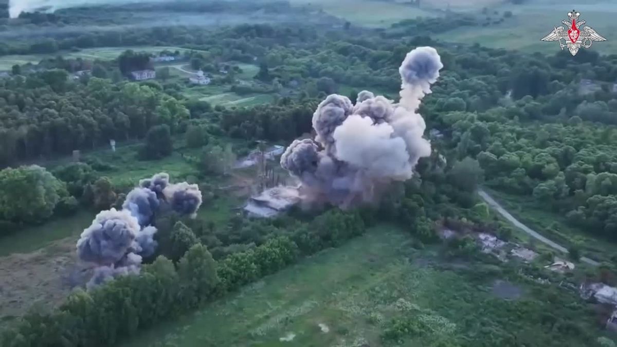 Минобороны России: Экипажи Су-34 мощно отработали по позициям противника