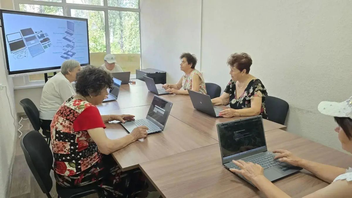 Пожилых мариупольцев обучают компьютерной грамотности