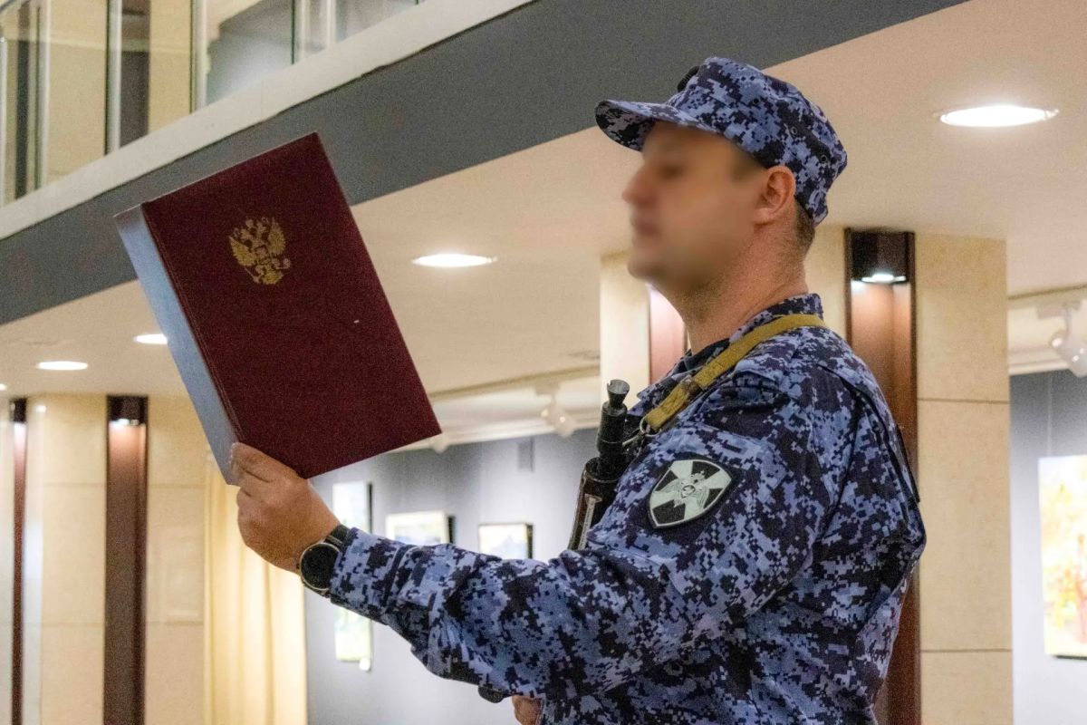Присягу на верность Российской Федерации дали сотрудники вневедомственной охраны в ДНР