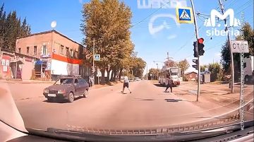 Двух пешеходов сбили на переходе в Новосибирске
