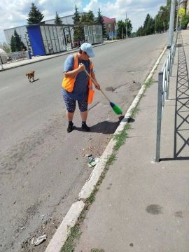 Коммунальщики Снежного продолжают благоустраивать территории общего пользования