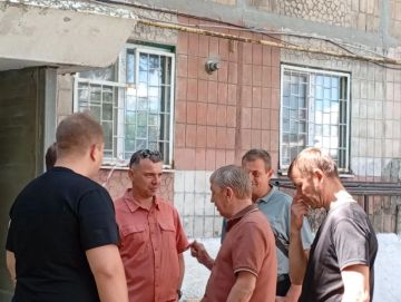 В ходе последнего визита в Ясиноватую заместителя губернатора Челябинской области Александра Лазарева побывали вместе на восстанавливаемом южноуральскими рабочими доме № 17 на 103-м квартале