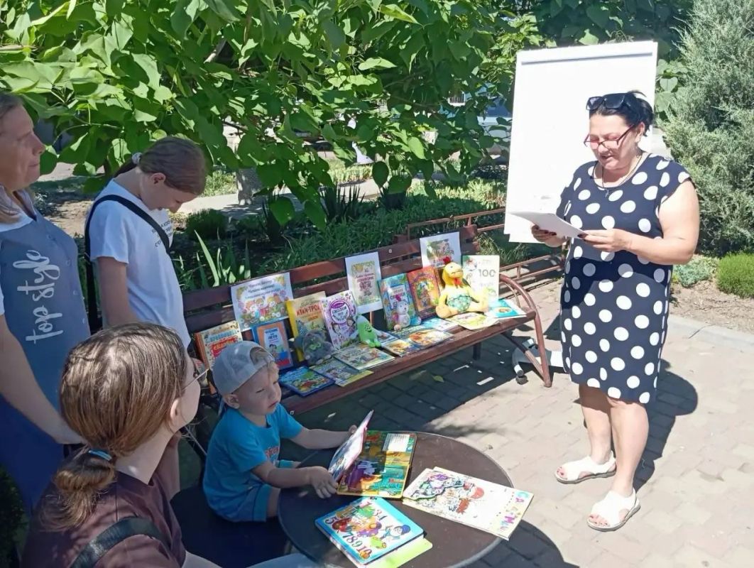 Лето с книгой: библиотеки Мангушского округа открыли литературные площадки для детей Лето с книгой: библиотеки Мангушского округа открыли литературные площадки для детей