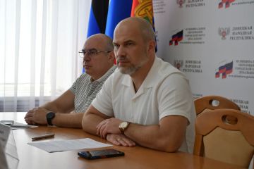 Сегодня, 6 июля, в администрации городского округа Дебальцево глава муниципального образования городского округа Дебальцево Сергей Желновач провел заседание муниципального штаба по вопросам здравоохранения на территории...