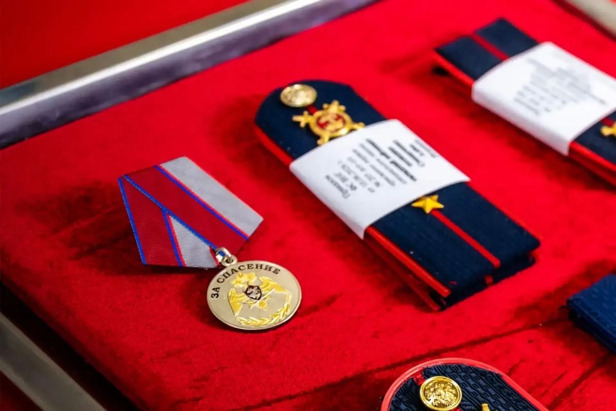 Росгвардейца наградили ведомственной медалью «За спасение» в Донецке
