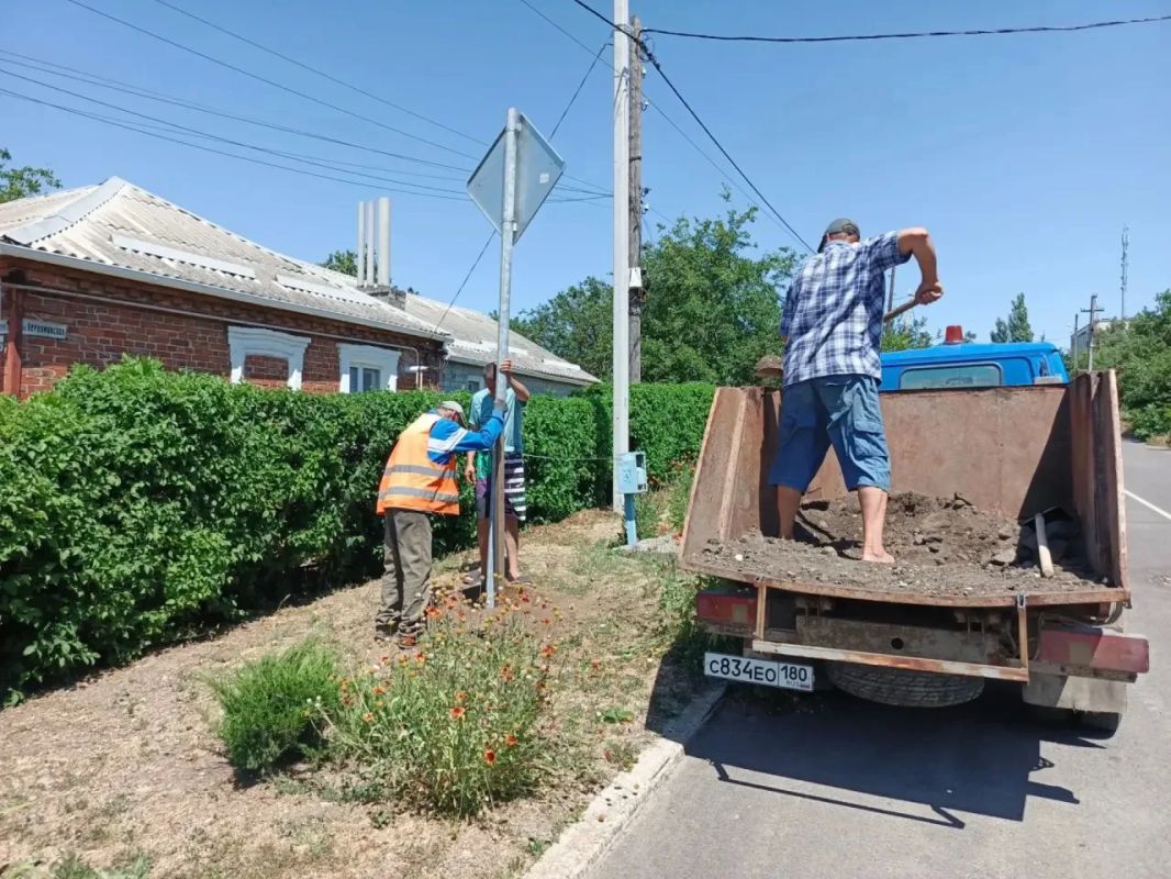 Свыше 100 современных, ярких и аккуратных указателей появились на улицах и перекрёстках Мангуша Свыше 100 современных, ярких и аккуратных указателей появились на улицах и перекрёстках Мангуша