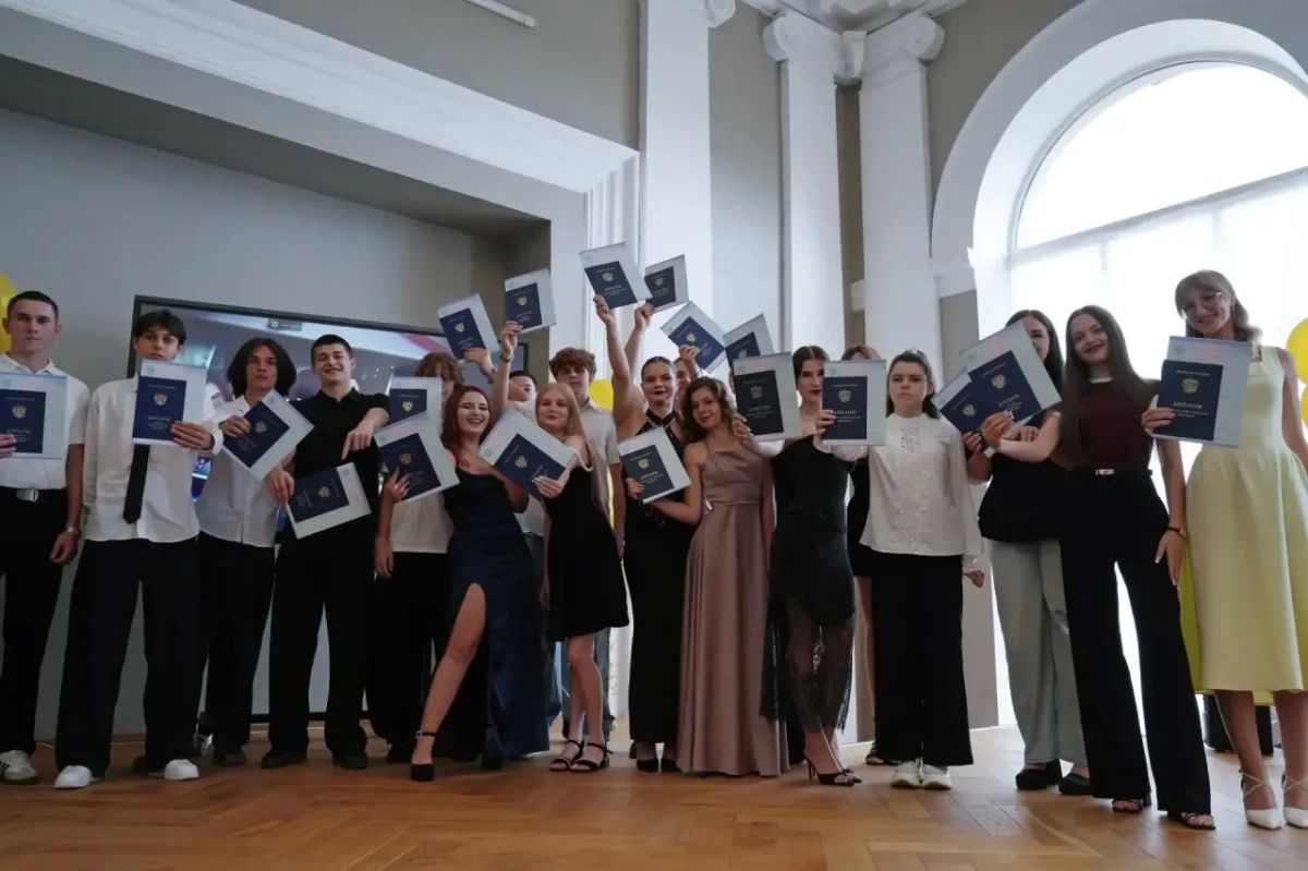 «Вы заслуживаете уважения»: В Мариуполе вручили дипломы выпускникам Института СПО, поступившим в 2022 году «Вы заслуживаете уважения»: В Мариуполе вручили дипломы выпускникам Института СПО, поступившим в 2022 году