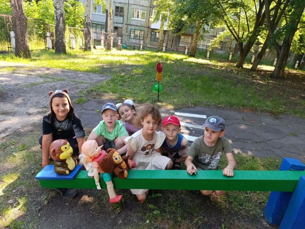 В ГБОУ «Детский сад № 31 «Радость» г.о. Торез» состоялась встреча с самой настоящей хозяйкой сезона — Летом В ГБОУ «Детский сад № 31 «Радость» г.о. Торез» состоялась встреча с самой настоящей хозяйкой сезона — Летом