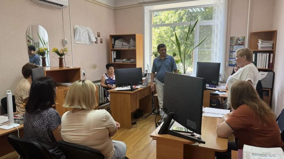 Заместитель Главы Администрации Тельмановского муниципального округа провел рабочую встречу с трудовым коллективом Финансового управления в пгт Тельманово
