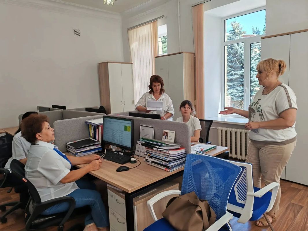 Депутат Торезского городского совета Елена Жирова провела встречу с трудовым коллективом ООО "Энергосбыт Донецк"