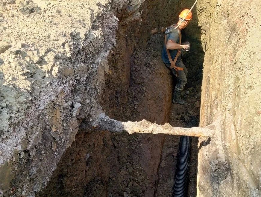 В Горловке заменили аварийный участок канализационного коллектора на улице Урицкого В Горловке заменили аварийный участок канализационного коллектора на улице Урицкого