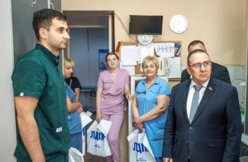 Андрей Крамар: По случаю Дня кардиолога вместе с Денисом Евгеньевичем Караяни и Сергеем Александровичем Еропутовым и побывали в кардиологическом отделении ИНВХ имени Гусака, чтобы от имени фракции ЛДПР в Народном Совете...