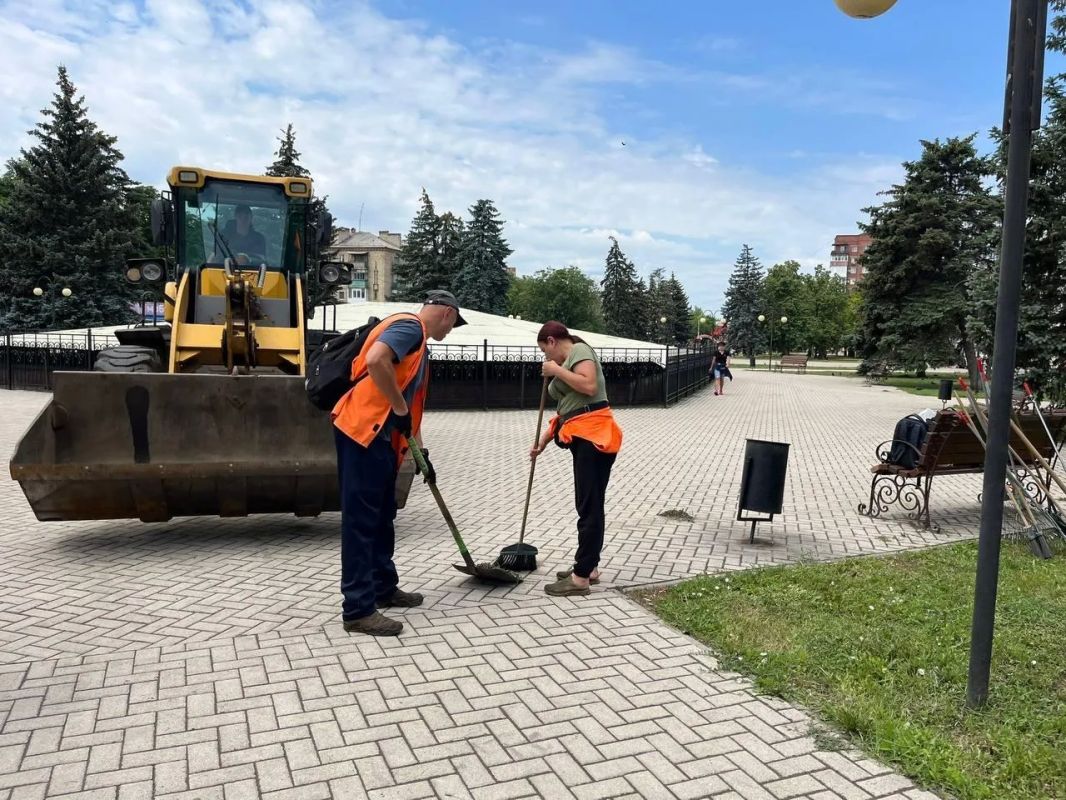 Кузбасская спецтехника помогает наводить порядок на улицах Горловки Кузбасская спецтехника помогает наводить порядок на улицах Горловки