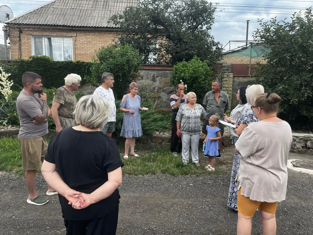 Первый заместитель главы Администрации муниципального образования Виктория Рогожина провела встречу с жителями пгт Горное по улице Цветочная Первый заместитель главы Администрации муниципального образования Виктория Рогожина провела встречу с жителями пгт Горное по улице Цветочная