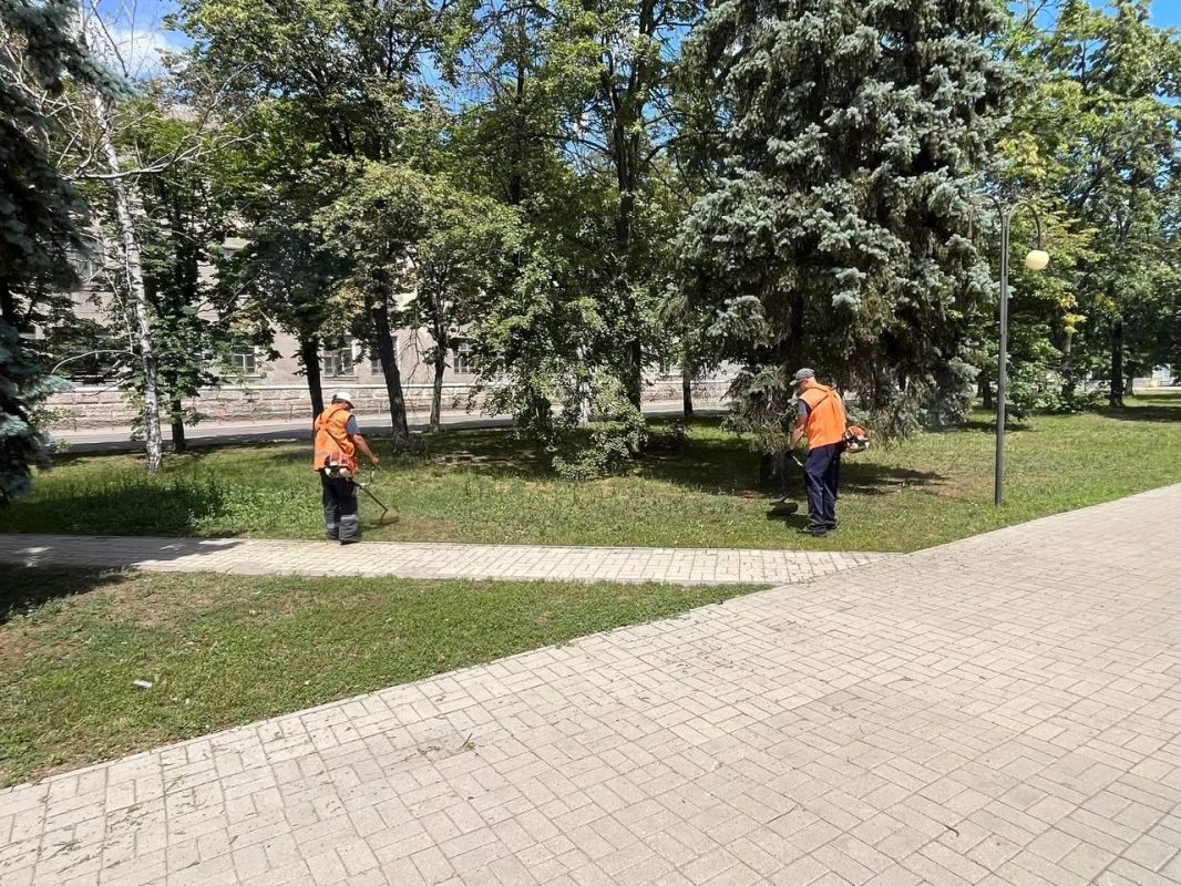Кузбасская спецтехника помогает наводить порядок на улицах Горловки Кузбасская спецтехника помогает наводить порядок на улицах Горловки