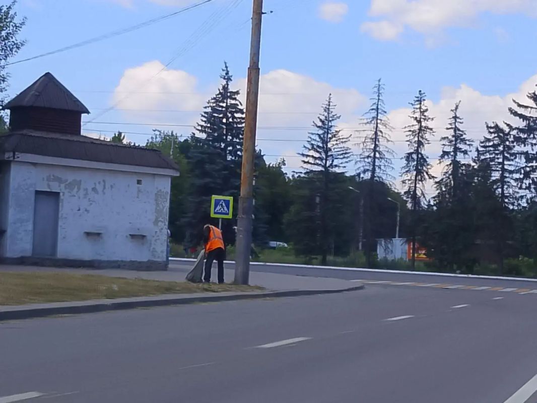 Сегодня, 6 июля, с целью приведения территории в надлежащее санитарное состояние силами МУП АГМ «Перспектива» проведены работы по уборке ул. Циолковского. Выполнены уборка смета под бордюром и подметание тротуара Сегодня, 6 июля, с целью приведения территории в надлежащее санитарное состояние силами МУП АГМ «Перспектива» проведены работы по уборке ул. Циолковского. Выполнены уборка смета под бордюром и подметание тротуара