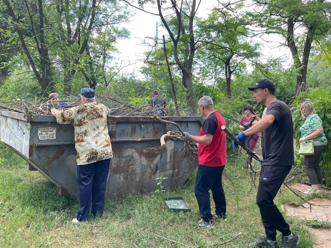 Анна Кондрыкинская: Вместе с активистами собрались по обращению старшей по дому Ларисы Ивановны в рамках проекта «УПРАВДОМ», чтобы помочь навести порядок возле придомовой территории Анна Кондрыкинская: Вместе с активистами собрались по обращению старшей по дому Ларисы Ивановны в рамках проекта «УПРАВДОМ», чтобы помочь навести порядок возле придомовой территории