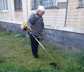Сегодня, 6 июля, с целью приведения территории в надлежащее санитарное состояние в Кировском внутригородском районе города Макеевки силами Макеевского филиала НКО «ЕДИНЫЙ РЕГИОНАЛЬНЫЙ ФОНД ПО УПРАВЛЕНИЮ МНОГОКВАРТИРНЫМИ...