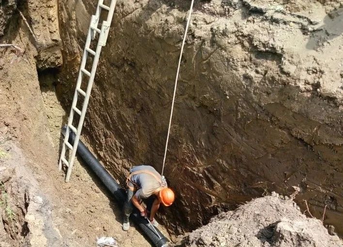 В Горловке заменили аварийный участок канализационного коллектора на улице Урицкого
