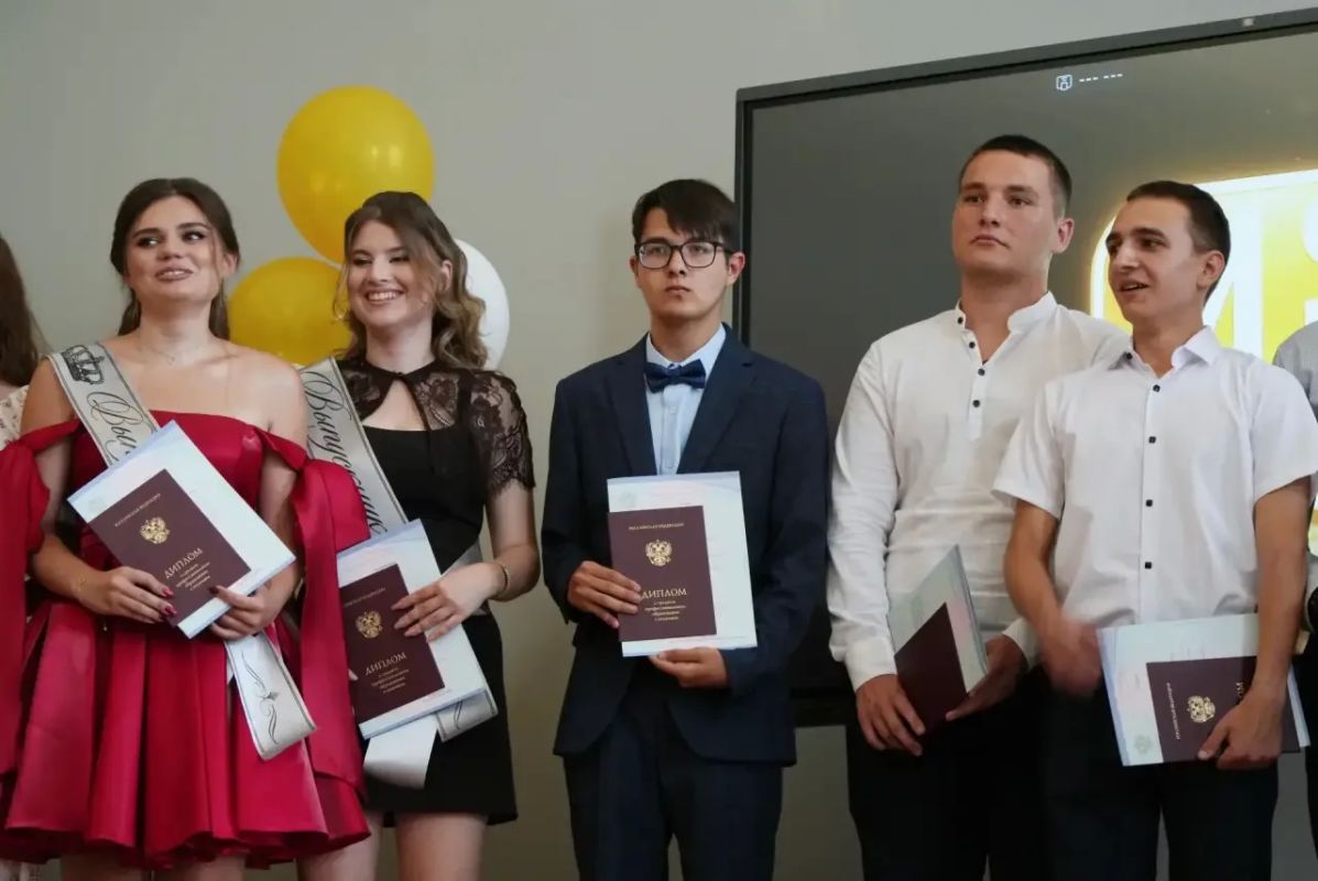 «Вы заслуживаете уважения»: В Мариуполе вручили дипломы выпускникам Института СПО, поступившим в 2022 году «Вы заслуживаете уважения»: В Мариуполе вручили дипломы выпускникам Института СПО, поступившим в 2022 году