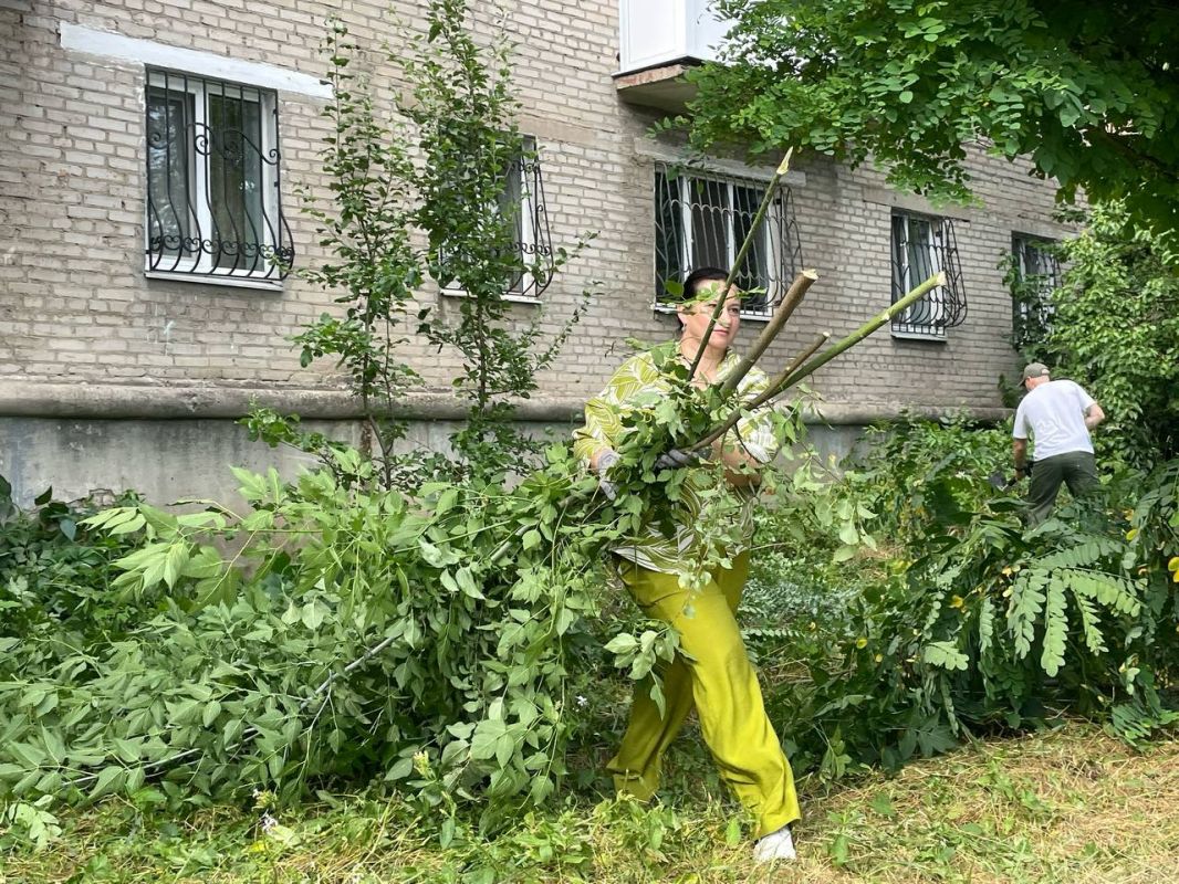 Анна Кондрыкинская: Вместе с активистами собрались по обращению старшей по дому Ларисы Ивановны в рамках проекта «УПРАВДОМ», чтобы помочь навести порядок возле придомовой территории Анна Кондрыкинская: Вместе с активистами собрались по обращению старшей по дому Ларисы Ивановны в рамках проекта «УПРАВДОМ», чтобы помочь навести порядок возле придомовой территории