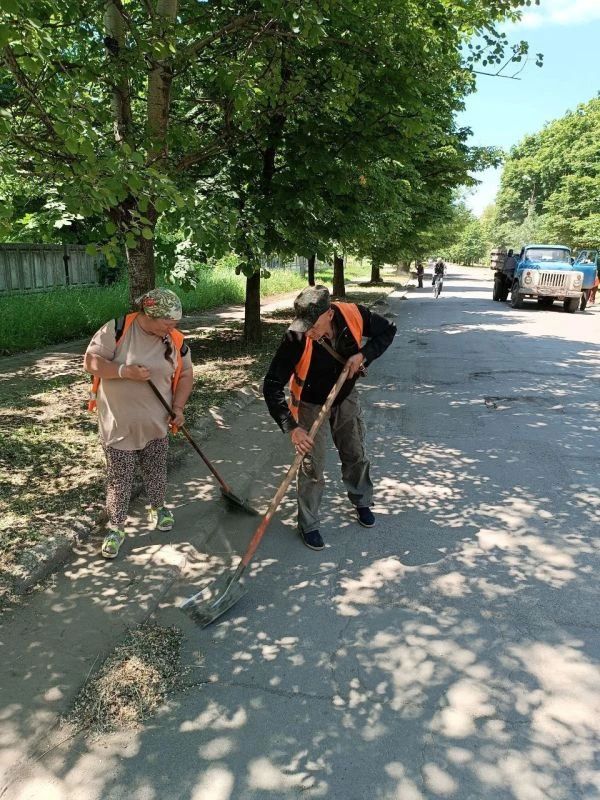 С заботой об округе. С пользой для округа и его жителей работники Ясиноватского жилищно-эксплуатационного комбината используют каждый погожий летний день С заботой об округе. С пользой для округа и его жителей работники Ясиноватского жилищно-эксплуатационного комбината используют каждый погожий летний день