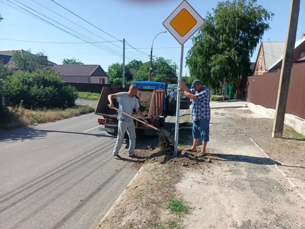 Свыше 100 современных, ярких и аккуратных указателей появились на улицах и перекрёстках Мангуша Свыше 100 современных, ярких и аккуратных указателей появились на улицах и перекрёстках Мангуша