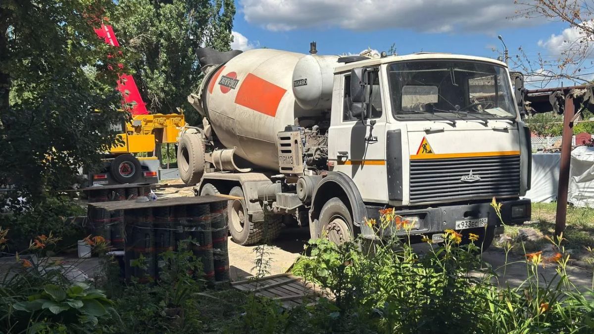 В ходе последнего визита в Ясиноватую заместителя губернатора Челябинской области Александра Лазарева побывали вместе на восстанавливаемом южноуральскими рабочими доме № 17 на 103-м квартале В ходе последнего визита в Ясиноватую заместителя губернатора Челябинской области Александра Лазарева побывали вместе на восстанавливаемом южноуральскими рабочими доме № 17 на 103-м квартале