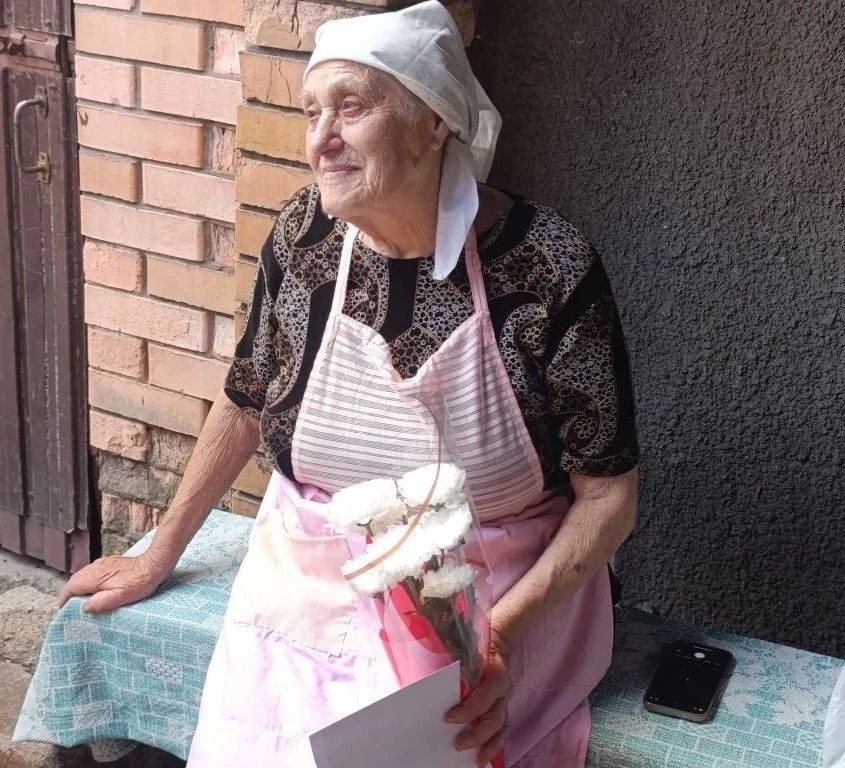 В Снежном чествовали долгожительницу в связи с ее юбилеем В Снежном чествовали долгожительницу в связи с ее юбилеем