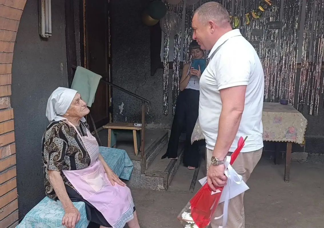 Сергей Ермаков: 6 июля поздравил с 90-летием жительницу округа Татьяну Карасеву Сергей Ермаков: 6 июля поздравил с 90-летием жительницу округа Татьяну Карасеву