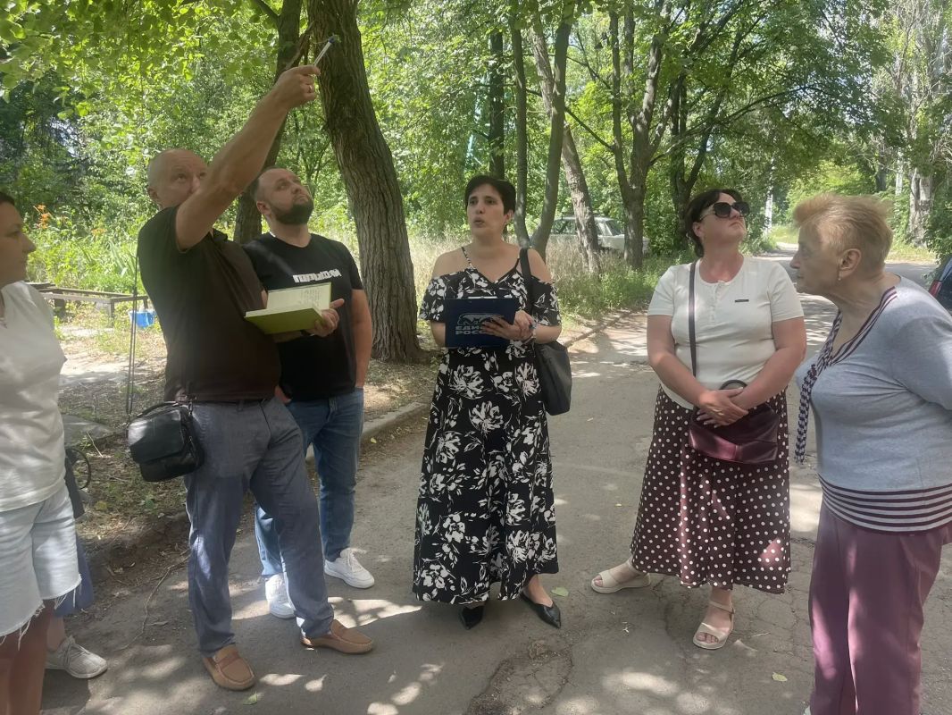 Валентин Левченко: Встреча с жителями улицы Политбойцов: обсудили ЖКХ, благоустройство и проект «Управдом» Валентин Левченко: Встреча с жителями улицы Политбойцов: обсудили ЖКХ, благоустройство и проект «Управдом»